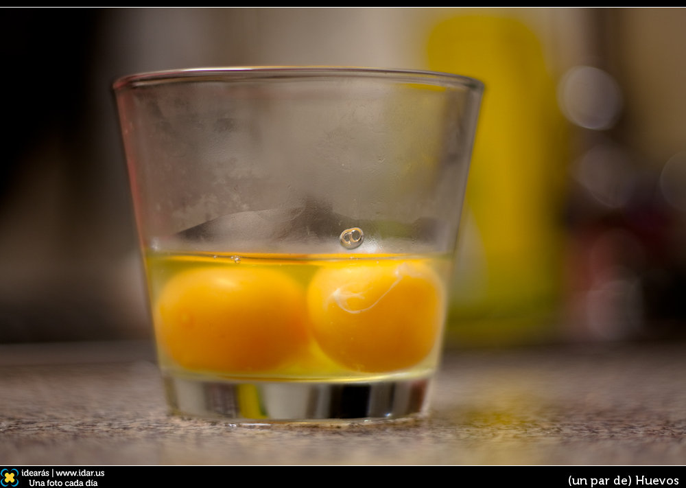 (un par de) Huevos